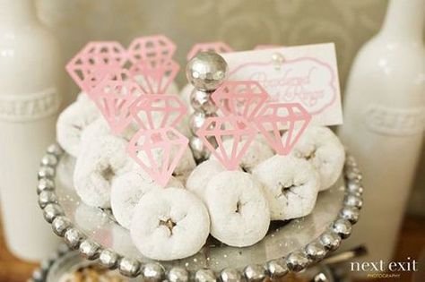 Creative Bridal Shower Ideas, Bridal Shower Favors Cheap, Unique Bridal Shower Favors, Bruschetta Bar, Diy Dessert, Bridal Shower Planning, Bridal Shower Centerpieces, Unique Bridal Shower, Bridal Shower Diy