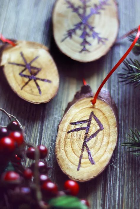 Yule Trees Ideas, Norse Holidays Vikings, Handmade Yule Decorations, Yule Holiday Traditions, Yule Gifts For Kids, Norse Yule Decorations, Yule Sigils, Runes For Yule, Pagan Christmas Ornaments