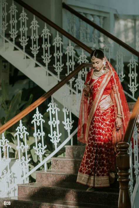 Marathi Bride Saree, Red Banarasi Saree Bride, Marathi Wedding Saree Brides, Brides In Red Saree, Phera Saree Look, Banarasi Saree Wedding Look, Banarasi Saree Look For Wedding Bride, Banarasi Saree Bridal Look, Bridal Saree With Dupatta On Head