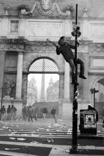 Best Greyhandgang Black images on Designspiration Children Of The Revolution, Piazza Del Popolo, Foto Art, Pics Art, Photojournalism, Black And White Photography, Amazing Photography, Photography Inspiration, New World