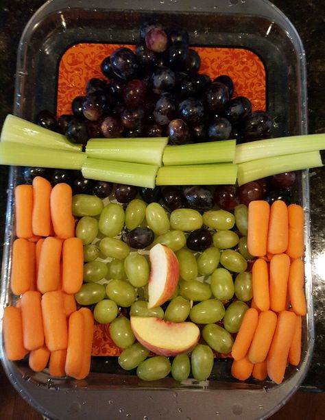 Veggie And Fruit Tray, Halloween Party Food Recipes, Halloween Fruit Tray, Halloween Appetizers For Adults, Halloween Veggie Tray, Halloween Party Food Ideas, Party Food Recipes, Halloween Party Food, Healthy Halloween Treats