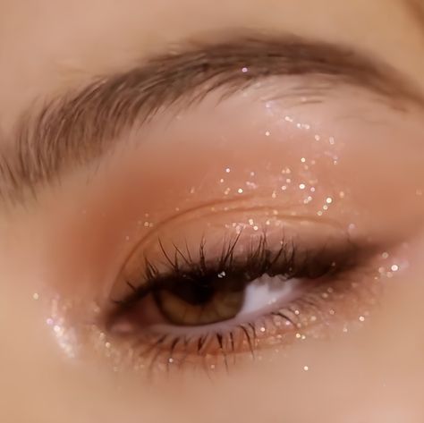 Soft Pink Make Up Looks, Simple Shimmery Eye Makeup, Prom Makeup Freckles, Soft Champagne Makeup, Light Natural Eye Makeup, Natural Makeup For Prom For Brown Eyes, Makeup For A School Dance, Hoco Simple Makeup, Shimmer Makeup For Brown Eyes