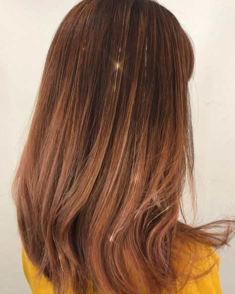 22 Hair Tinsel Styles That Prove It's The Next Big Hair Trend | I AM & CO® Balayage, Hair Tinsel Curly, Tinsel Hairstyles, Diy Hair Tinsel, Fairy Hair Tinsel, Tinsel Hair, Hair Tinsel, Roll Hairstyle, Big Curly Hair