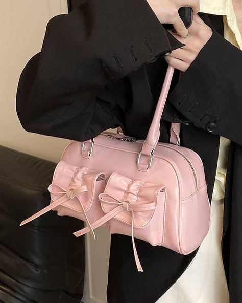 𐙚˙⋆Bow shoulder bag.˚ ᡣ𐭩 Price- 1240 + international shipping Dm to order Imported Takes 4-7 weeks to deliver once preorders submitted No cod, only prepaid . . . . #bow #bowseason #bag #korean Vanwalk Bag, Korean Bags, Korean Bag, Bow Tie Design, Bow Purse, Aesthetic Bags, Pink Shoulder Bag, Simple Tote, Bow Bag