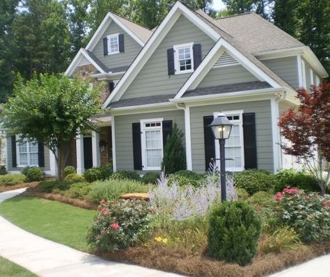 Try this: Gettysburg Gray HC-108; Simply White OC-117; Black Forest Green.....all Ben Moore. In the picture the shutters may be a bit more… Sage Green House Exterior, House With White Trim, Sage Green House, Vinyl Siding House, Green Exterior Paints, Green Exterior House Colors, Green House Exterior, Green Siding, Exterior Paint Schemes