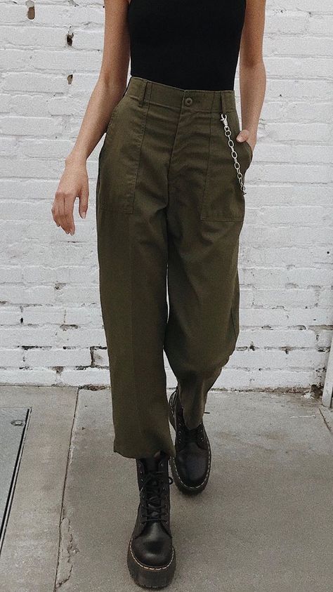 I like the combat boots w/the cropped, khaki pants! Mode Edgy, Mode Inspiration, Casual Girl, Boots Outfit, Every Girl, Grunge Outfits, Pants Outfit, High Waisted Pants, Teen Fashion