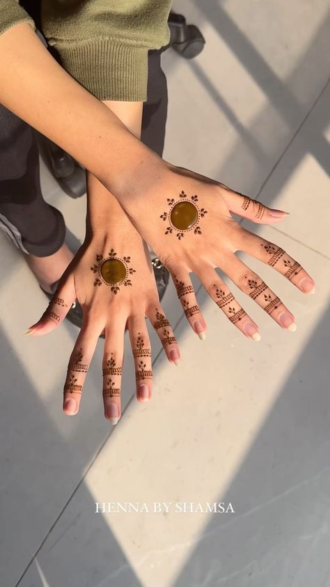 Mehndi Designs For Eid, Simple Henna Designs Hand, Mehendi Ideas, Small Henna Designs, Modern Mehndi, Simple Mehendi Designs, Finger Henna Designs, Design Mehndi, Simple Henna Tattoo