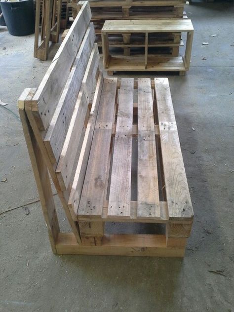 Palette Wood Ideas, Pallet Bench Outdoor Diy How To Build, Easy Pallet Patio Furniture, Furniture With Pallets, Pallet Bank, Palette Furniture, Diy Wood Pallet Projects, Pallet Furniture Designs, Diy Bench Outdoor