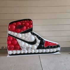 Tennis Shoe Party Theme, Nike Shoe Balloon Mosaic, Sneaker Balloon Decor, Jordan 1 Balloon Mosaic, Jordan Balloon Decor, Shoe Theme Birthday Party, Jersey Sneaker Ball, Jordan Bday Theme, Michael Jordan Party Decorations