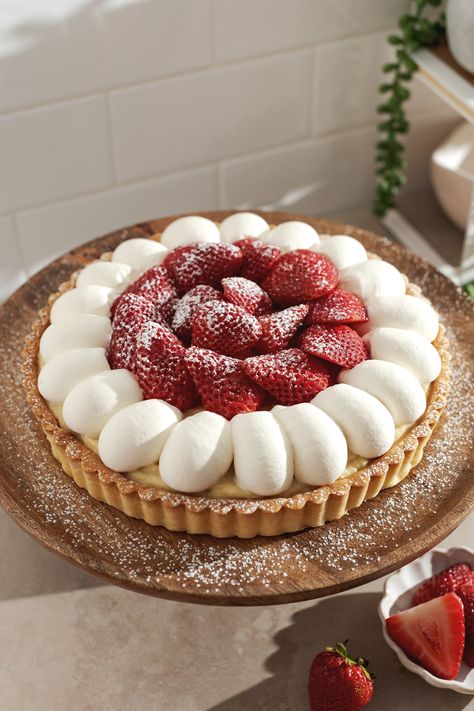 This strawberry custard tart is made with a buttery shortcrust pastry filled with custard, whipped cream, and fresh strawberries. Simple but delicious! #strawberrytart #custard #tart #strawberry | teakandthyme.com Biscoff Tiramisu, Baking Dessert Recipes, Strawberry Custard, Tart Dough, Homemade Custard, Cream Tart, Strawberry Tart, Tart Baking, Custard Tart