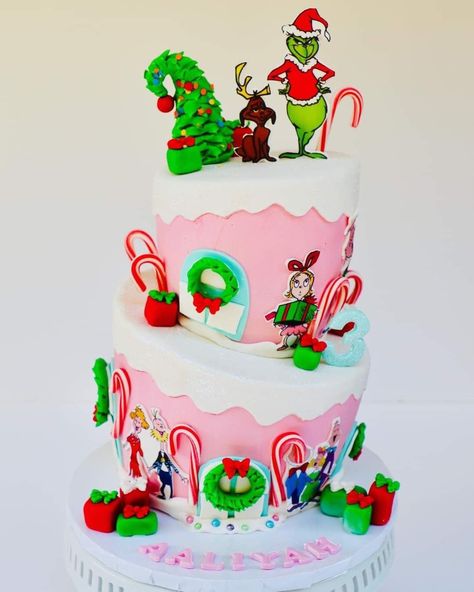 Twoville Birthday Cake, Whoville Cake Ideas, Cindy Lou Who Birthday Cake, Whoville Birthday Cake, Grinch Birthday Cake Girl, Girl Grinch Birthday Party, Grinch First Birthday Cake, Pink Grinch Party, Cindy Lou Who Cake