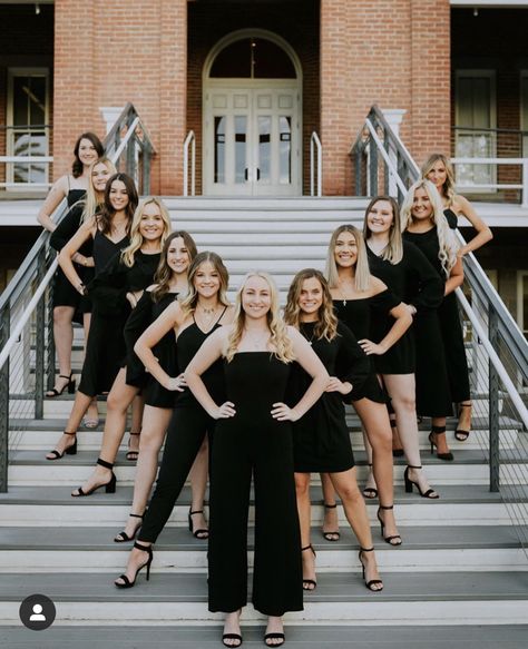 Photography Group Poses Friends, 6 Women Photoshoot, Cool Group Photos Friends, Large Group Poses Photography, Large Group Of Women Photoshoot, Group Photos On Stairs, Exec Pictures Sorority, Group Of 12 Photo Poses, Team Group Photo Ideas