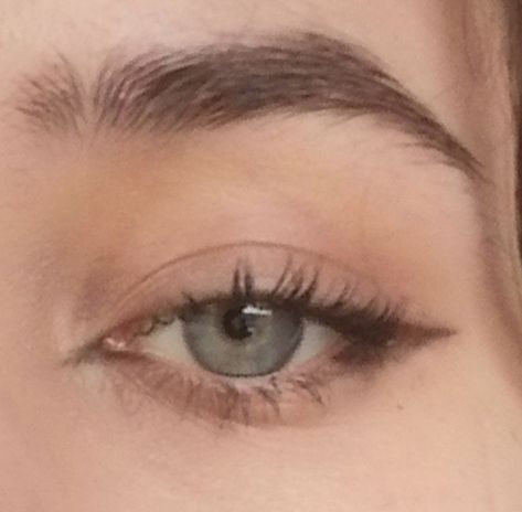 Light Brown Eyeshadow Looks, Pretty Grunge Makeup, Downward Eyeliner, Subtle Eyeliner, Light Eyeliner, Eyeliner Light, Powder Eyeliner, How To Have Style, Membentuk Alis