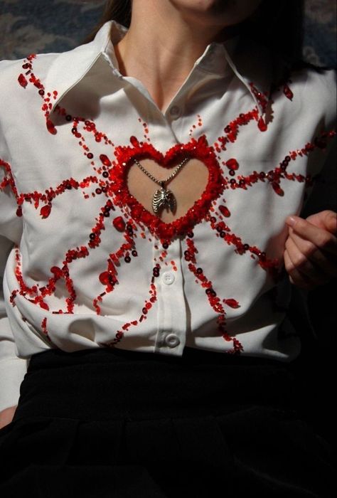 Beautiful heart design shirt Unusual Clothes, Diy Clothes Design, Diy Fashion Clothing, Red Beads, Looks Vintage, Upcycle Clothes, Fashion Sewing, Stylish Dresses, A Heart