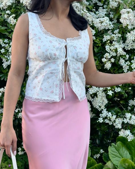 flowers & floral outfits 🤍🌸🫶🏼 top - @shopmorninglavender code MOONLIT summer outfits, summer outfit ideas, summer fashion, Pinterest outfits, Pinterest aesthetic, pinterest inspired outfits, parisian style, Parisian chic, spring aesthetic, spring outfits, skirt and top outfit #summeroutfitideas #springoutfitideas #springoutfitinspo #pinterestaesthetic #pinterestfashion #pinterestoutfits #parisianstyle #scandistyle #summeraesthetic Are you into floral prints? 🌸🌼 Moonlit Summer, Pinterest Inspired Outfits, Style Parisian Chic, Outfits Skirt, Outfit Ideas Summer, Aesthetic Spring, Summer Outfit Ideas, Top Outfit, Pinterest Aesthetic