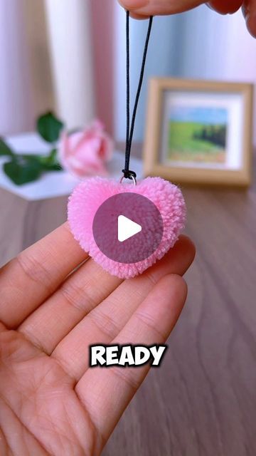 Diy Heart Keychain, Keychain Ideas Diy, Paper Keychain, Heart Diy Crafts, Wool Keychain, Couronne Diy, Keychain Making, Christmas Wreaths Diy Easy, Handmade Keychains