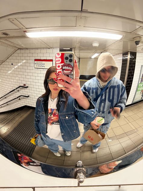 Convex mirror subway tube London aesthetic streetwear double denim denim jacket sunglasses jeans mirror selfie duo pic idea spring fashion Mirror Selfie With Guy Best Friend, Cool Inspo Pics, Matching Sambas Couple, Streetstyle Couple Aesthetic, Couple Fit Pics Ideas, Tokyo Couple Aesthetic, Japan Friends Aesthetic, Japan Couple Photo, Best Friends Poses Aesthetic