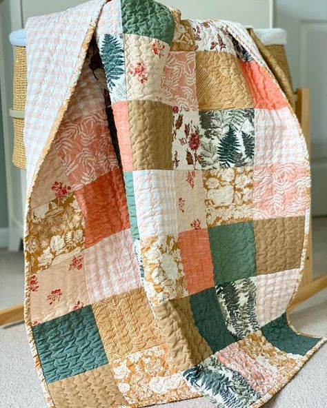 Red Patchwork Quilt, Beginner Quilts Easy, Puffed Quilt, Puffy Quilt, Amazing Quilts, Patchwork Ideas, Purse Design, Quilting Designs Patterns, Kid Clothing