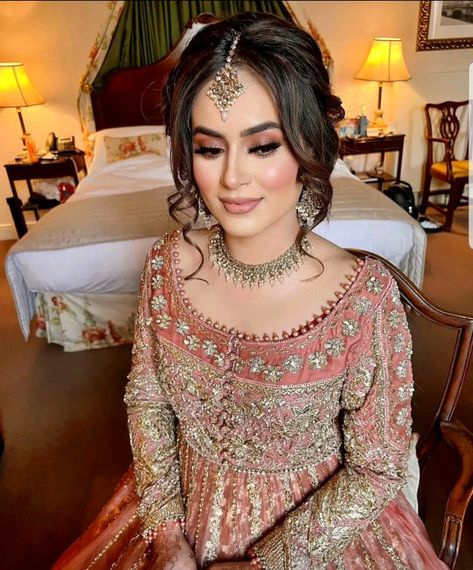 Pakistani Bridal Updo, Bridal Hairstyle For Big Forehead Indian, Bollywood Hairstyles Long Hair, Bride Hairstyles For Round Face, Desi Bride Hair, Indian Bridal Updo, Desi Bride Makeup, Nikkah Hair, Desi Makeup