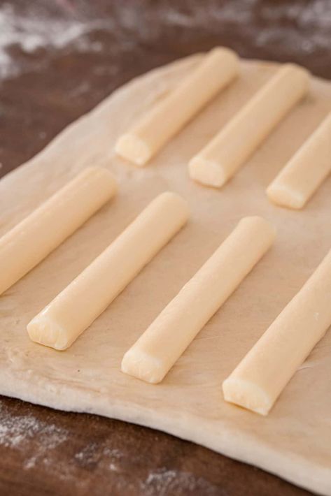 Homemade Stuffed Cheese Bread, Diy Cheese Bread Sticks, Cheesy Breadsticks Pillsbury, Stuffed Bread Sticks Recipe, Homemade Cheese Stuffed Breadsticks, Easy Cheesy Garlic Breadsticks, Stuffed Cheese Bread Sticks, Easy Cheese Breadsticks, Gluten Free Cheese Bread Sticks