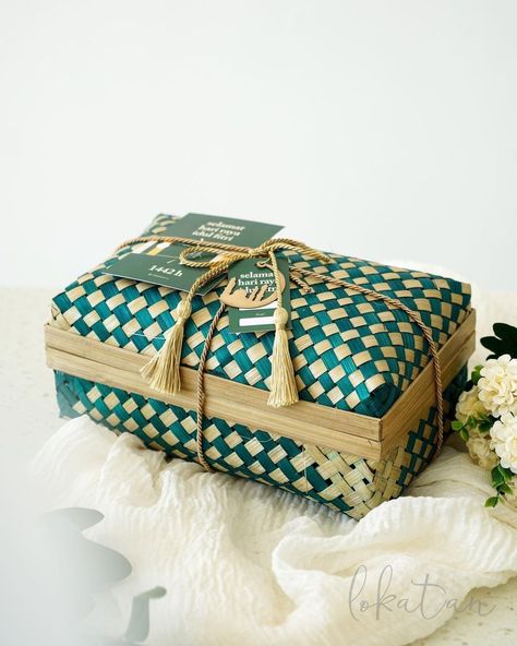 Ramadan Packaging Gift Boxes, Bamboo Box Packaging, Bamboo Packaging Design, Ramadhan Hampers Idea, Ramadan Hamper Ideas, Eid Hampers Packaging, Hampers Photoshoot, Ramadhan Hampers, Hampers Ramadhan