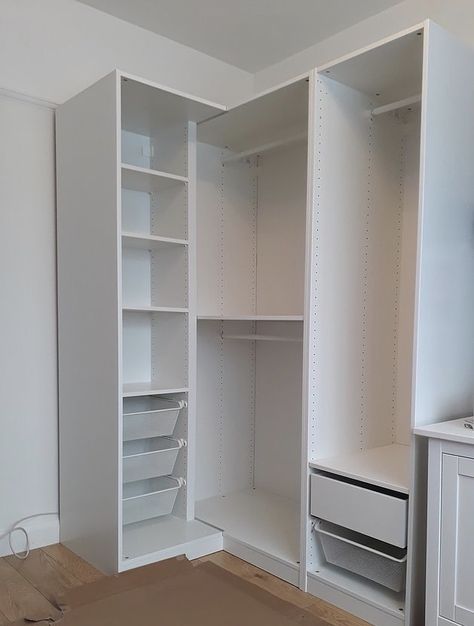 Corner Closet Ikea, Small Ikea Closet Ideas, Ikea Pax Layout, Ikea Closet Corner, Ikea Pax Bedroom, Ikea Pax Corner, Dressing Pax Ikea, Ikea Pax Corner Wardrobe, Ikea Dressing Room