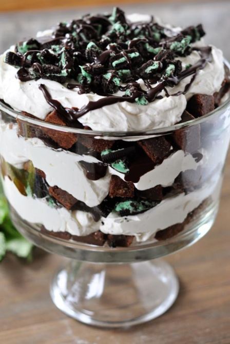 Christmas Trifle Recipes, Oreo Trifle, Trifle Recipes Easy, Cream Cheese Whipped Cream, Easy Trifle, Trifle Dessert Recipes, Christmas Trifle, Brownie Trifle, Mint Oreo