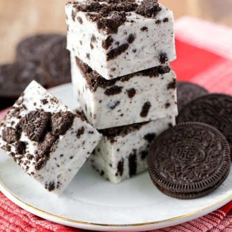 Cream Fudge Recipe, Fantastic Fudge, White Chocolate Fudge Recipes, Best Fudge Recipe, Cookies And Cream Fudge, Oreo Desserts, Cream Fudge, Homemade Fudge Recipes, Fudge Flavors