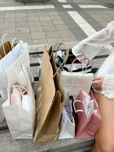 Shopping Asthetics, Shopping Aesthetic Pictures, Girl Shopping Aesthetic, Shopping Aesthetic Bags, Clothes Shopping Aesthetic, Life Inspo Aesthetic, Online Shopping Aesthetic, Shopping Vision Board, Girl With Shopping Bags