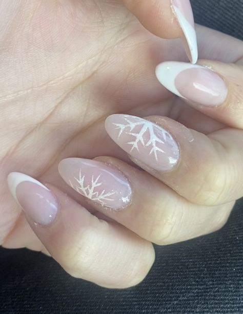 Cute Christmas Nails Snowflakes, White French With Snowflakes, Christmas Nails French Tip Snowflake, Winter French Tip Nails Snowflakes, Nails Christmas Snowflake, Winter Nail Ideas Snowflakes, Nail Ideas Snowflake, Nails Idea Christmas, Winter And Christmas Nails