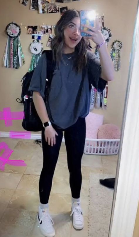 Outfit Ideas School Leggings, Ginger Outfits, Shirts To Wear With Leggings, Highschool Fits, Cute Easy Outfits For School, Outfits Leggins, Simple Outfits For School, Look Legging, Cute Outfits With Leggings