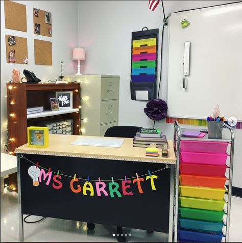 desk area set up School Desk Decorating Ideas, Teacher's Desk Ideas, Classroom Desk Decorations, Teacher Desk Garland, Teacher Desk Decorations Diy, Art Teacher Desk Ideas, Desk Decor Ideas Teacher, Teacher Desk Area Decor, Front Of Desk Decor Teacher