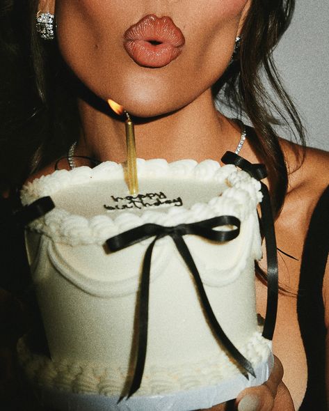 24th Birthday Pictures, Different Birthday Photoshoot Ideas, Photoshoot Inspo Birthday, 20th Photoshoot Birthday Ideas, Birthday Self Shoot Ideas, Retro Birthday Photoshoot Ideas, Self Photoshoot Birthday, 33 Years Old Birthday Photo Shoot, Birthday Shoot Cake