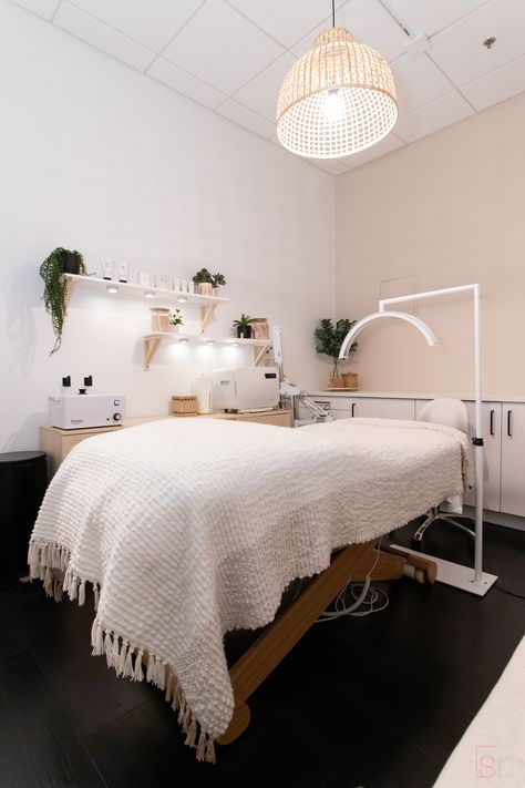 Home Microblading Room, Boho Theme Lash Room, Spa Studio Design, Spa Room Furniture, Clean Studio Aesthetic, Cute Spa Room Ideas, Boho Suite Decor, Outfits For Estheticians, Organic Modern Lash Room