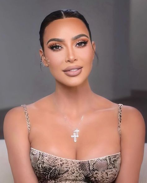 Khloe Kardashian Makeup, Kim K Makeup, Kardashian Makeup, Kim Kardashian Makeup, Kim Kardashian Hair, Contour Makeup Tutorial, Glossy Makeup, Face Makeup Tips, Creative Makeup Looks