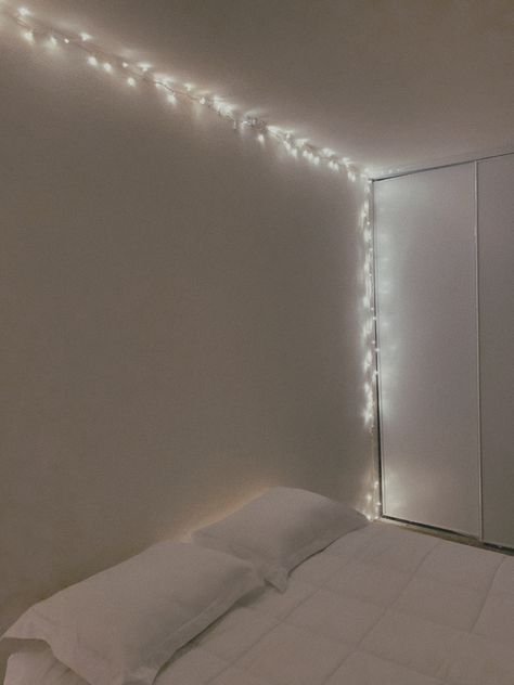 White Room Led Lights, White Lights In Bedroom, White Lights Aesthetic, White Light Bedroom, Warm White Led Lights Bedroom, Led Lights White, White Led Lights Bedroom, White Christmas Lights Bedroom, White Lights