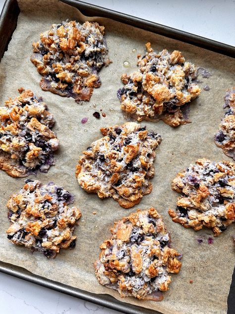 These 5-ingredient Blueberry Magic Cookies are the easiest and most delicious healthy cookie-like snack! Vegan and gluten-free Healthy Blueberry Desserts, Magic Cookies, Fudge Stripe Cookies, Chocolate Chip Walnut Cookies, Blueberry Cookies, Blueberry Desserts, Snack Craving, Homemade Fudge, Snacks To Make