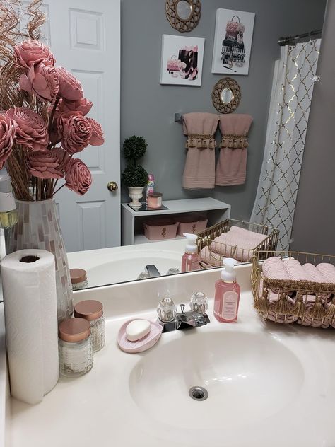 Girl Bathroom Decor, Girly Bathroom, Girl Apartment Decor, Pink Bathroom Decor, Bathroom Decor Themes, Apartment Decorating Living, Girly Apartments, Girly Apartment Decor, Outdoor Bathroom