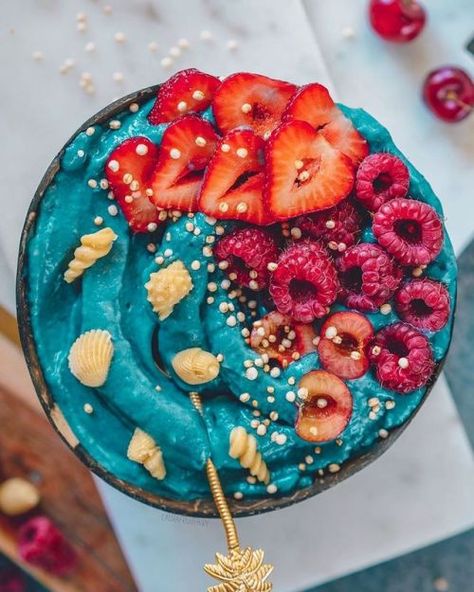 Pictures Blue, Tropical Food, Food Vegan, Red Girl, Smoothie Bowl Recipe, Summer Snacks, Fruit Smoothie Recipes, Food Goals, Smoothie Recipes Healthy