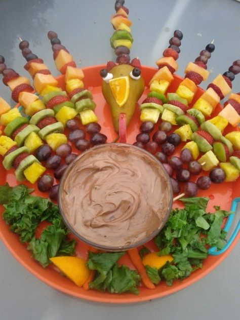 Center Piece For Thanksgiving, Turkey Kabobs, Turkey Fruit, Fruit Kabob, Fruit Turkey, Thanksgiving Fruit, Chocolate Turkey, Edible Centerpieces, Thanksgiving Snacks