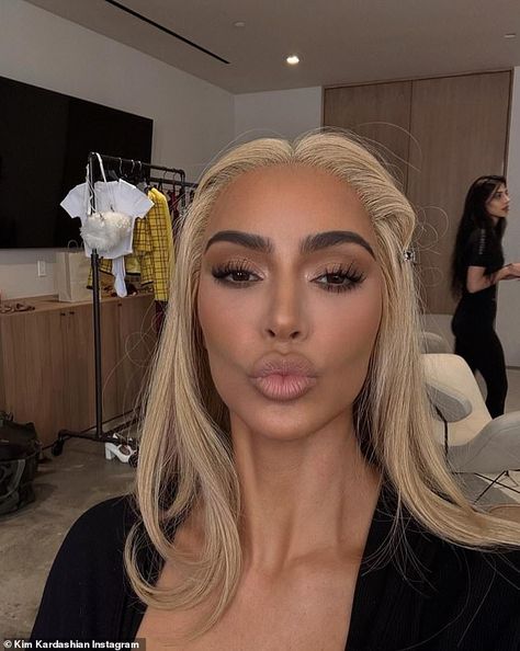 Kim Kardashian wears long blonde wig for pouty selfie Blonde Hair Kim Kardashian, Kim K Blonde, Kim Blonde, Kim K Makeup, Kim Kardashian Blonde, Kardashian Show, Kim Kardashian Makeup, Kim Kardashian Hair, Long Blonde Wig