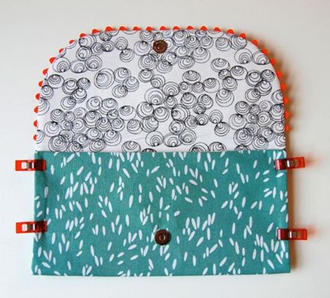 Clutch Purse Free Tutorial ~ DIY Tutorial Ideas! Clutch Purse Tutorial, Diy Clutch Purse, Clutch Sewing, Clutch Bag Pattern, Clutch Tutorial, Fat Quarter Projects, Clutch Pattern, Sew Mama Sew, Wallet Tutorial