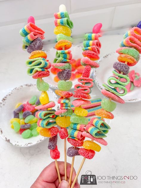 Gummy Sticks Birthday Parties, Diy Candy Birthday Decorations, Candy Skewers Diy, Diy Candy Sticks, Candy Shish Kabobs, Candy Cabobs Diy, Candy Kebab Ideas, Sweet Kebab Ideas, Candy Shish Kabobs Sticks