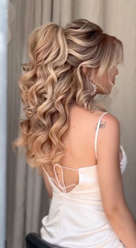 half up half down hairstyle, wedding half up half down hairstyle, boho half up, bridal hairstyle, bridal half up half down, wedding hair down, half up half down bridal hairstyle Modern Bridal Hairstyles, Bridal Hair Half Up, Κούρεμα Bob, Half Up Wedding Hair, Shower Hair, Wedding Hair Half, Pageant Hair, Prom Hairstyle, Guest Hair