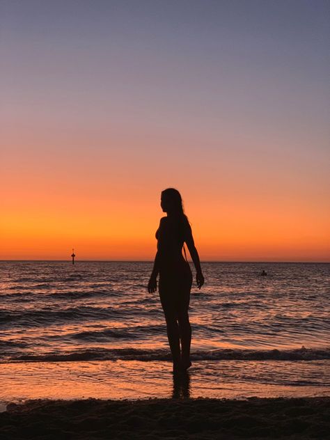 Sunset Silhouette Photography, Sunset Silloute, Healing Summer, Recital Poster, Sunset Photoshoot Ideas, Senior Recital, Sunrise Pics, Beach Silhouette, Beach Photo Inspiration