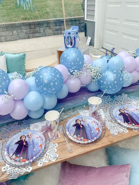 Disney Frozen Theme Party, Disney Frozen Party Decorations, Frozen Party Outdoor, Frozen Birthday Table Setting, 2 Year Frozen Party, Elsa Birthday Theme Ideas, Frozen Birthday Party At Home, Frozen Party Outfit, Frozen Birthday Party Decorations Diy Cricut