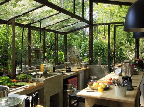 I would cook up a storm in this gorgeously green kitchen! European Country Kitchen, Dream House In The Woods, Greenhouse Kitchen, Bohemian Style Kitchen, Vstupná Hala, Koti Diy, Bohemian Kitchen, Bohemian House, Glass Walls