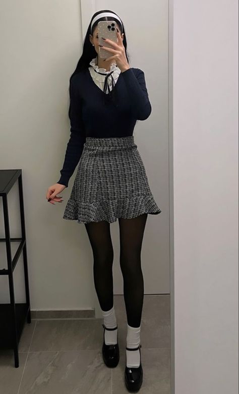 Old School Preppy Outfits, Simple Academia Outfit, Rich Teen Outfits, Korean Preppy Outfits, Popular Girl Outfits High School, Elegant School Outfits, Classy Outfits For School, Old Preppy Outfits, Private School Outfits