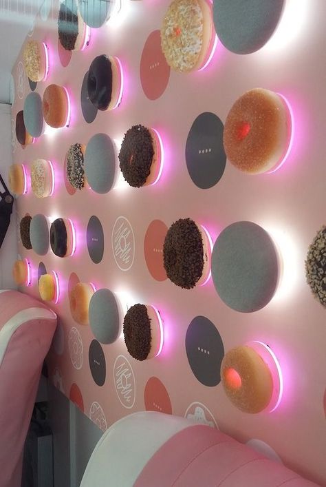 Donut Cafe Interior, Donut Restaurant Design, Cake Shop Interior Design Ideas, Donut Shop Decor, Donut Cafe Design, Mini Bakery Shop Design Interior, Doughnut Shop Interior Design, Donut Shop Ideas, Donut Shop Interior Design