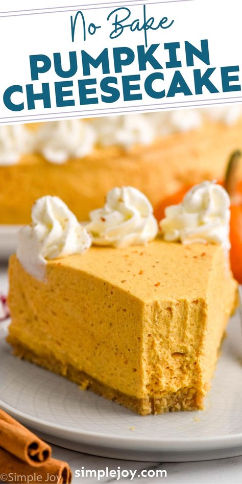 This No Bake Pumpkin Cheesecake is easy to make and makes the perfect holiday dessert. If cheesecakes stress you out, this is the recipe for you! Best Pumpkin Cheesecake Recipe, Recipes Cheesecake, Argentina Food, Pie Spice Recipe, Pie Fillings, Pumpkin Spice Cheesecake, No Bake Pumpkin, Pumpkin Treats, Bake Pumpkin